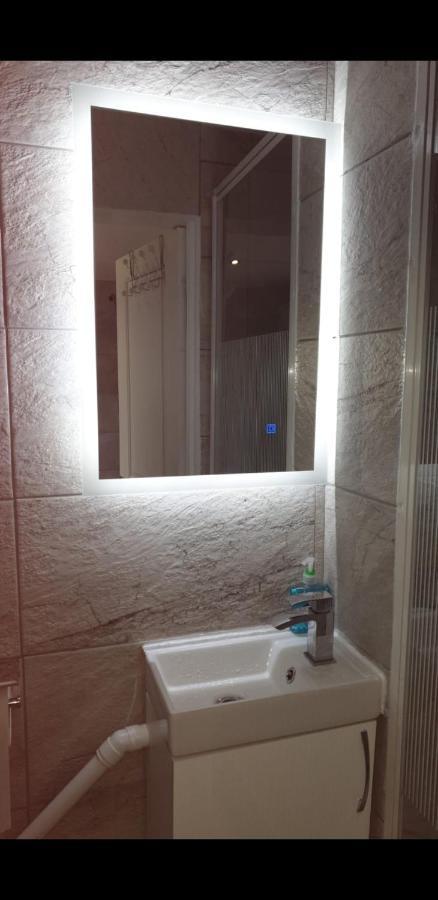 Apartment With Private Hot Tub, Sauna, Ice Bath, Gym Rainham  Kültér fotó